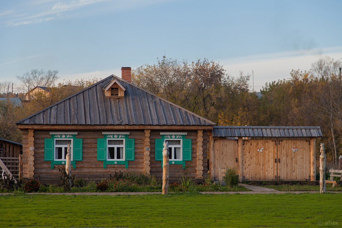 В жилой деревне. Одноэтажный деревенский дом. Деревенская усадьба. Сельский одноэтажный дом. Одноэтажные Деревенские домики.