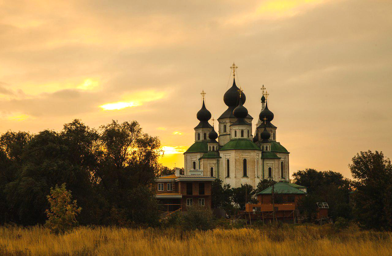 Старочеркасская. Ростовская область пейзаж с Церковью. Старочеркасск вид на храм реку и лодку. Старочеркасская станица фото с земли. Старочеркасский пер.